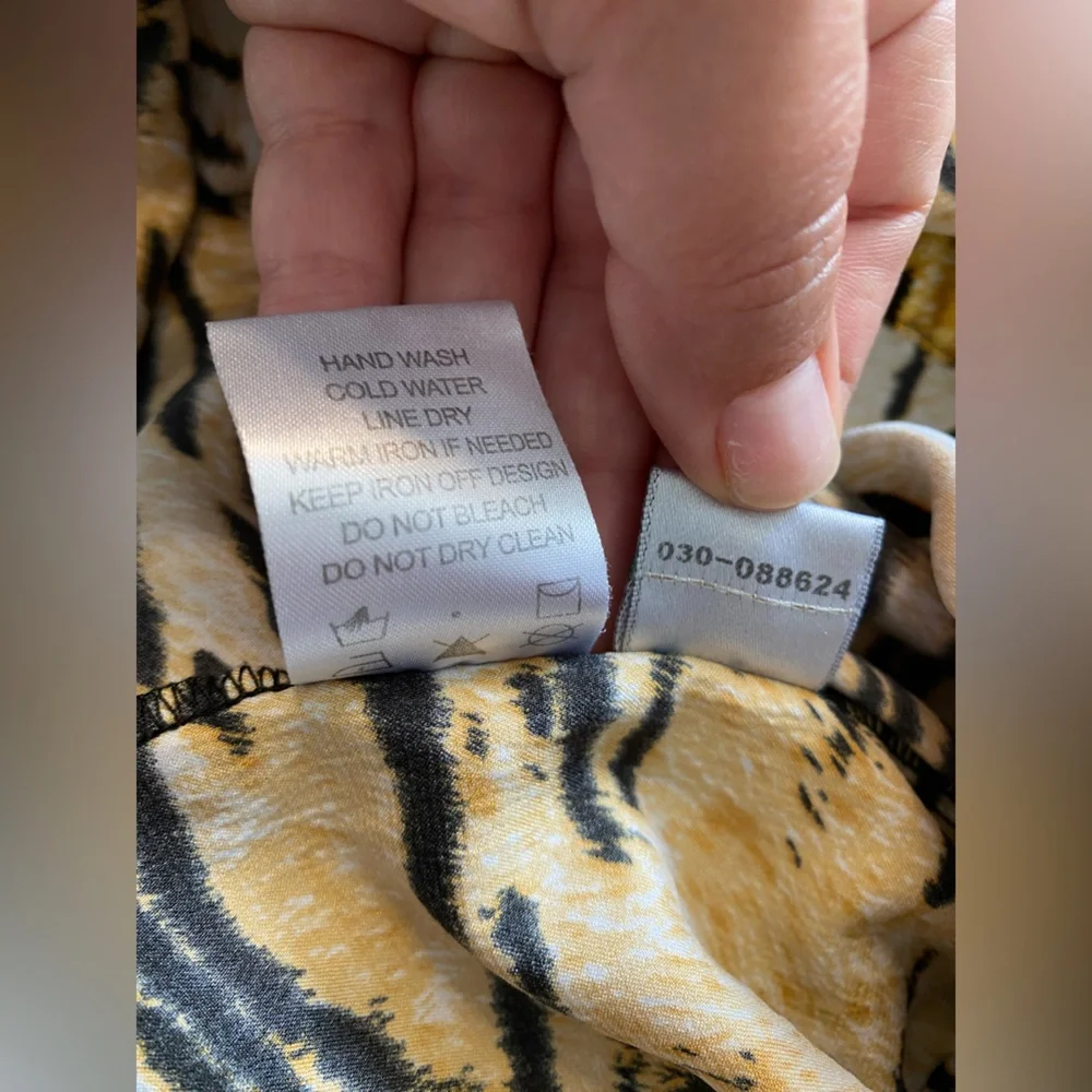 Coogi Tiger Print  Puff Sleeve Tunic Top 3x | Snap Buttons | has belt loops - Picture 10 of 10